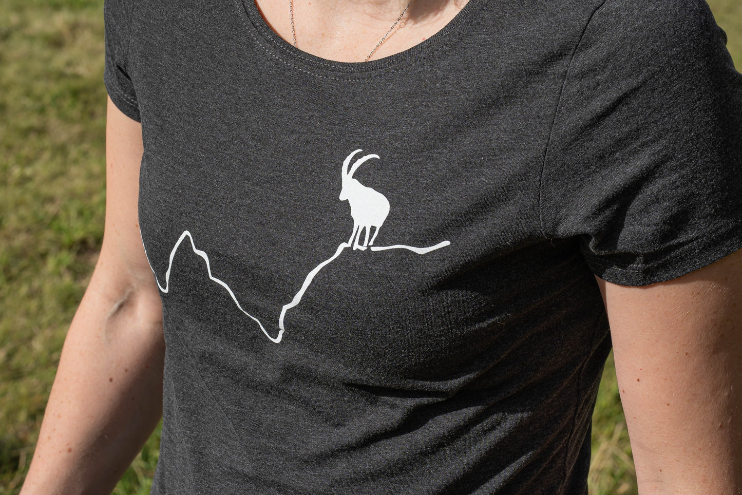 T-Shirt Steinbock auf Linie (Frau)